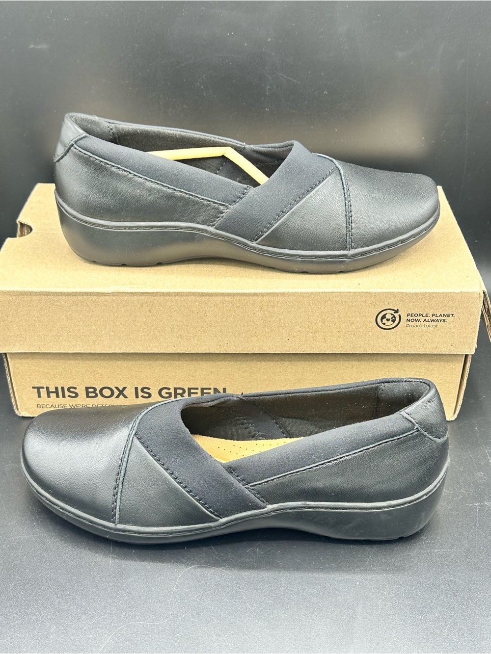 Clarks Cora Charm Black Leather Slip On Flats Shoes Size 8 Wide NEW WITH BOX